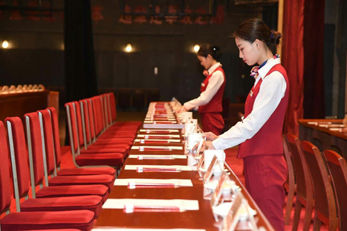 女生布置会场_副本